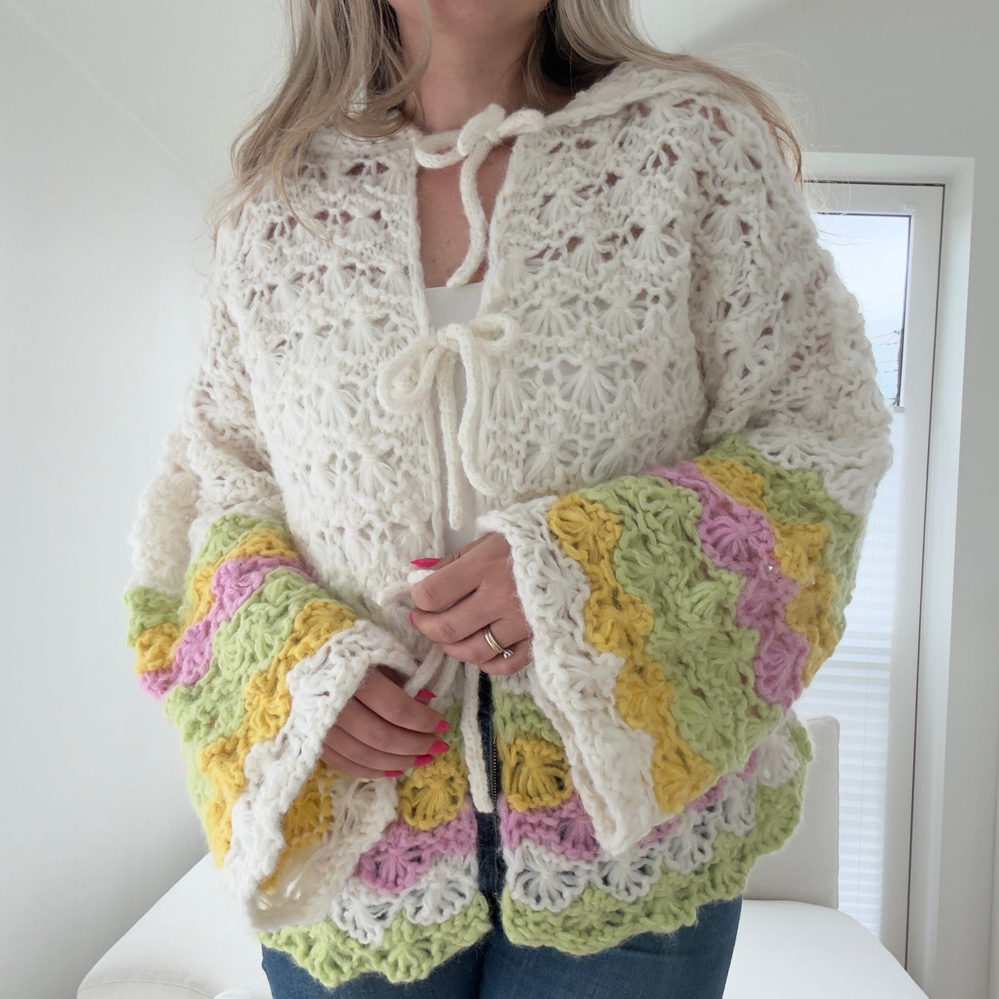 Hidden Flowers – Chunky jakke i blomsterstrikk med pastellstriper