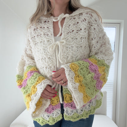 Hidden Flowers – Chunky jakke i blomsterstrikk med pastellstriper