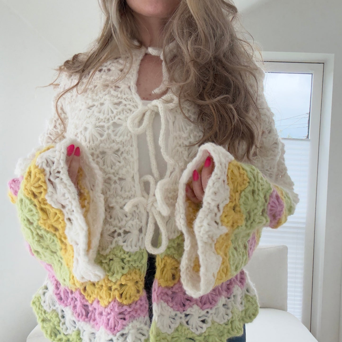 Hidden Flowers – Chunky jakke i blomsterstrikk med pastellstriper