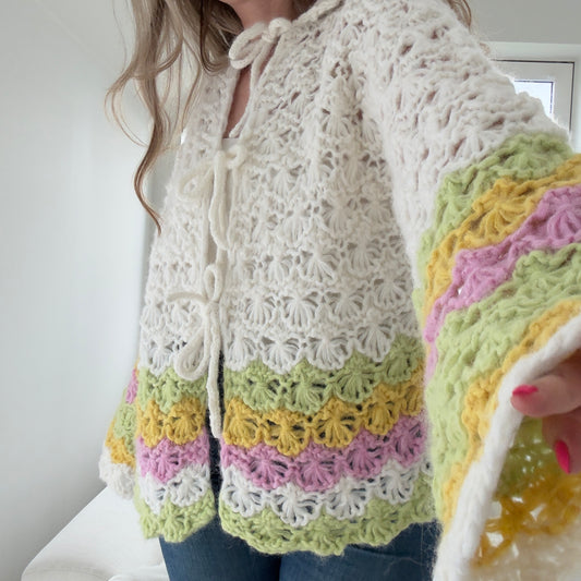 Hidden Flowers – Chunky jakke i blomsterstrikk med pastellstriper
