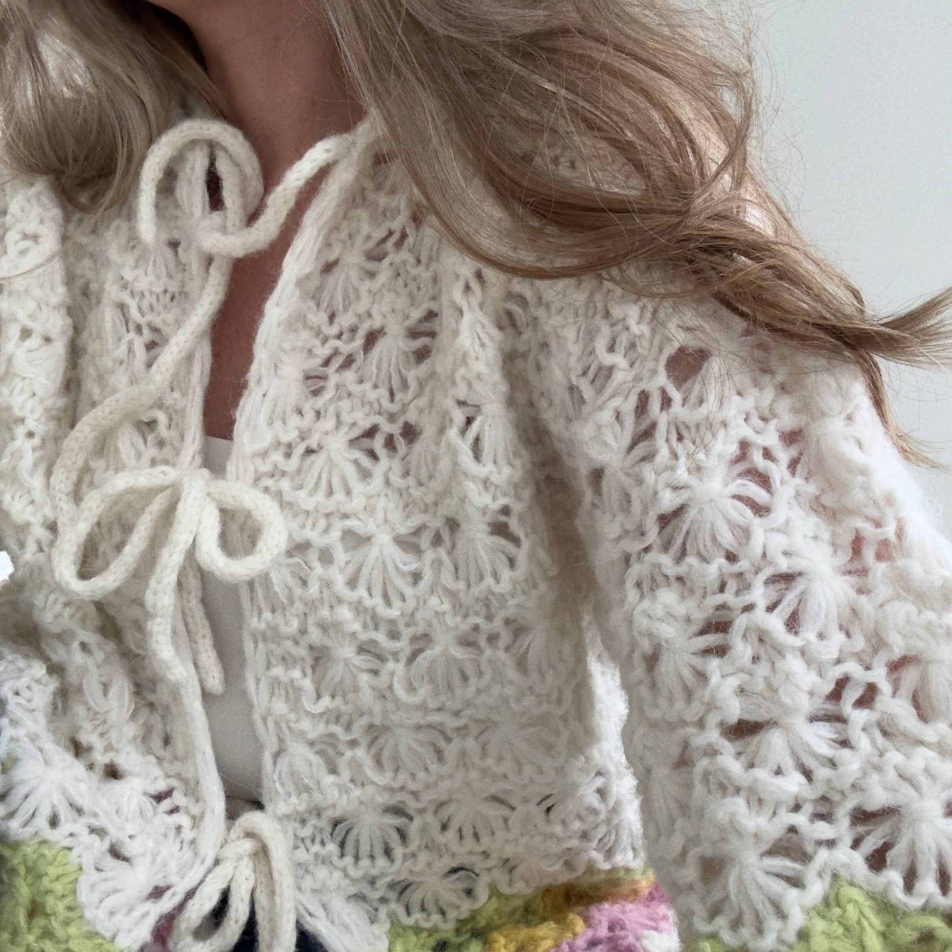 Hidden Flowers – Chunky jakke i blomsterstrikk med pastellstriper
