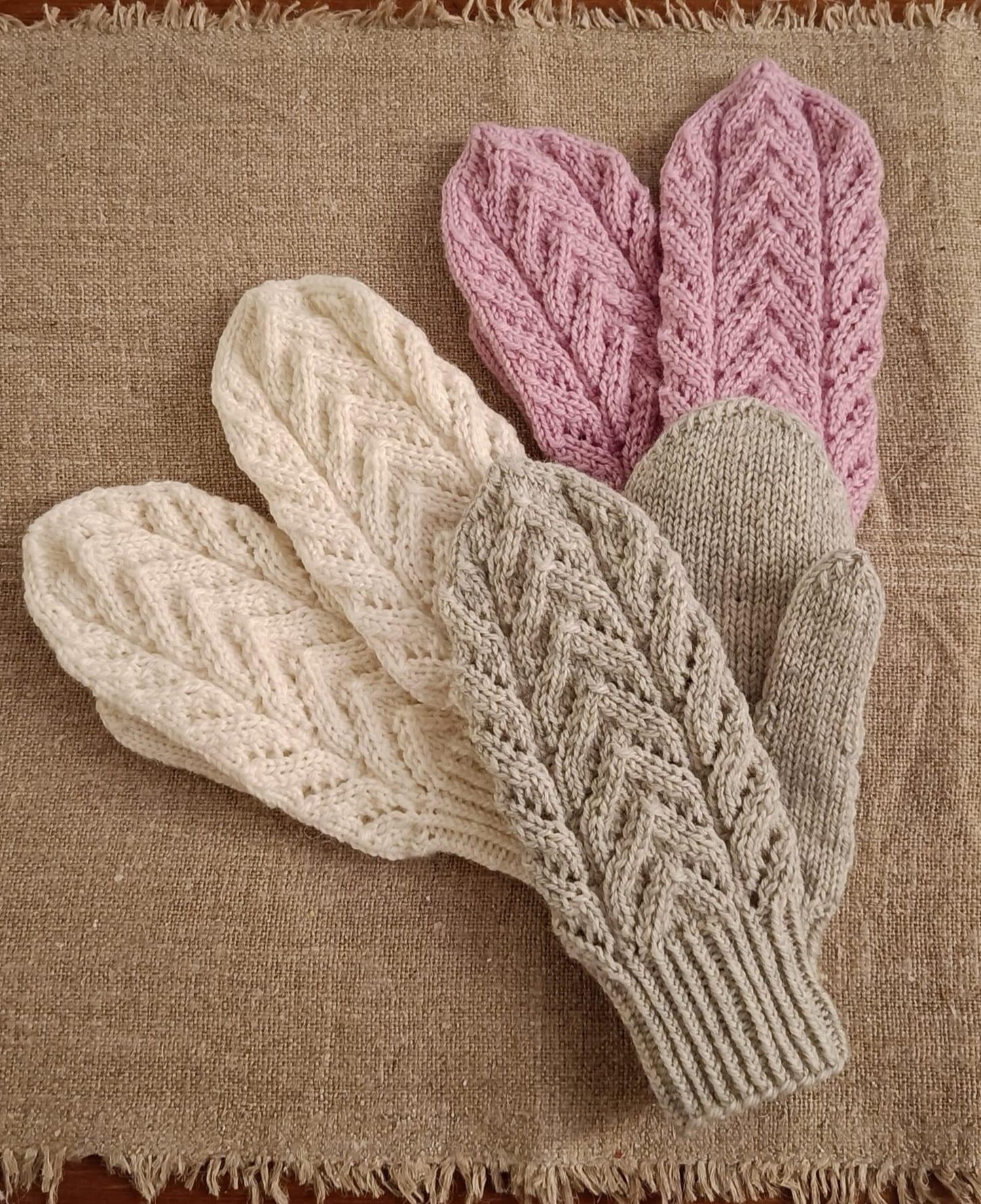 Arrowina Mittens
