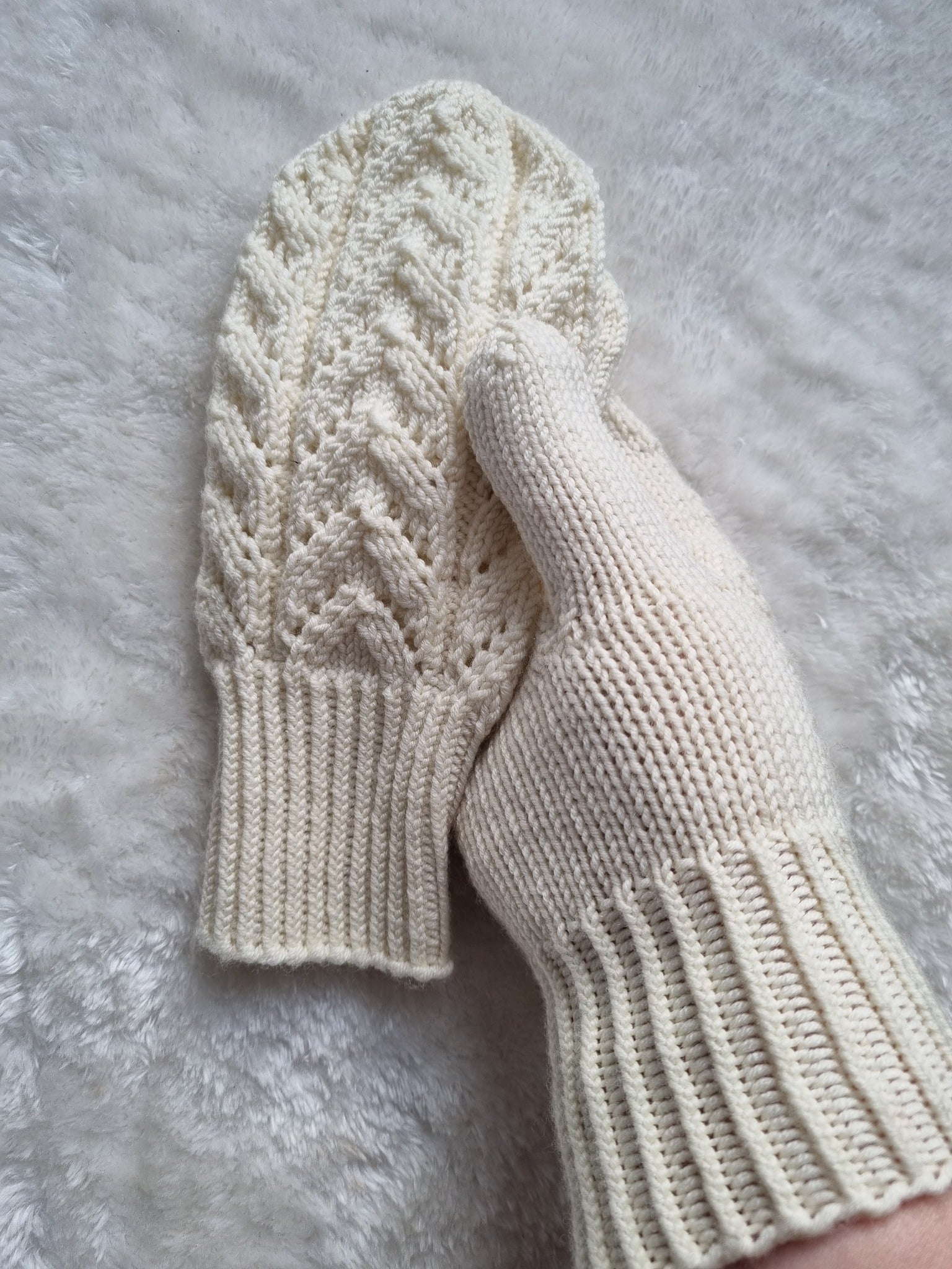 Arrowina Mittens