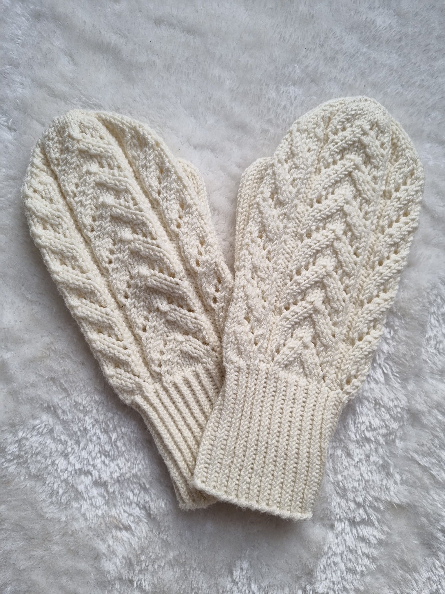 Arrowina Mittens