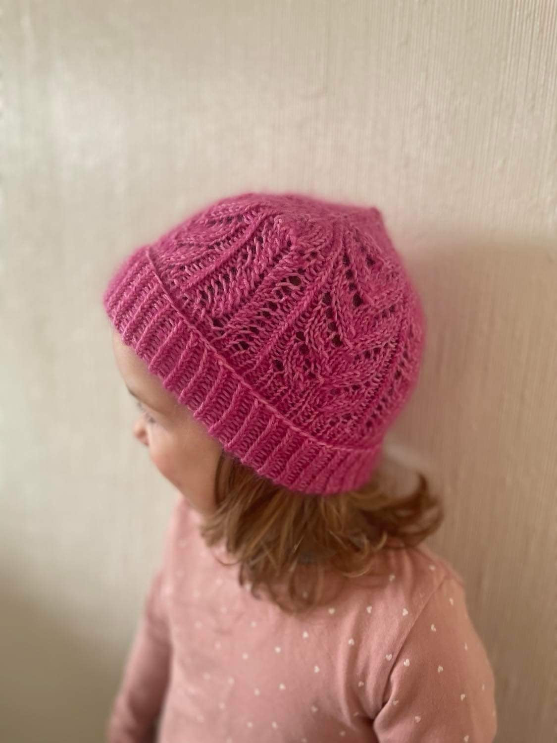 Arrowina beanie – Luen med lekkert pilmønster