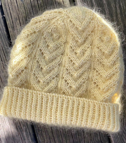 Arrowina beanie – Luen med lekkert pilmønster