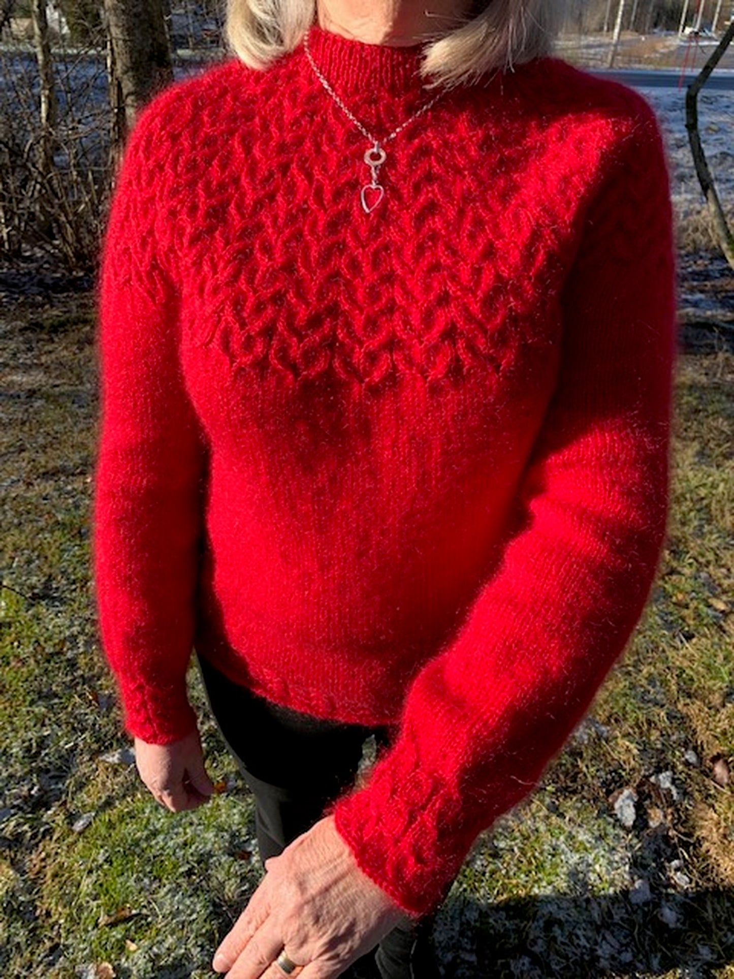 Heartshaped sweater – Klassisk fasong med romantiske fletter