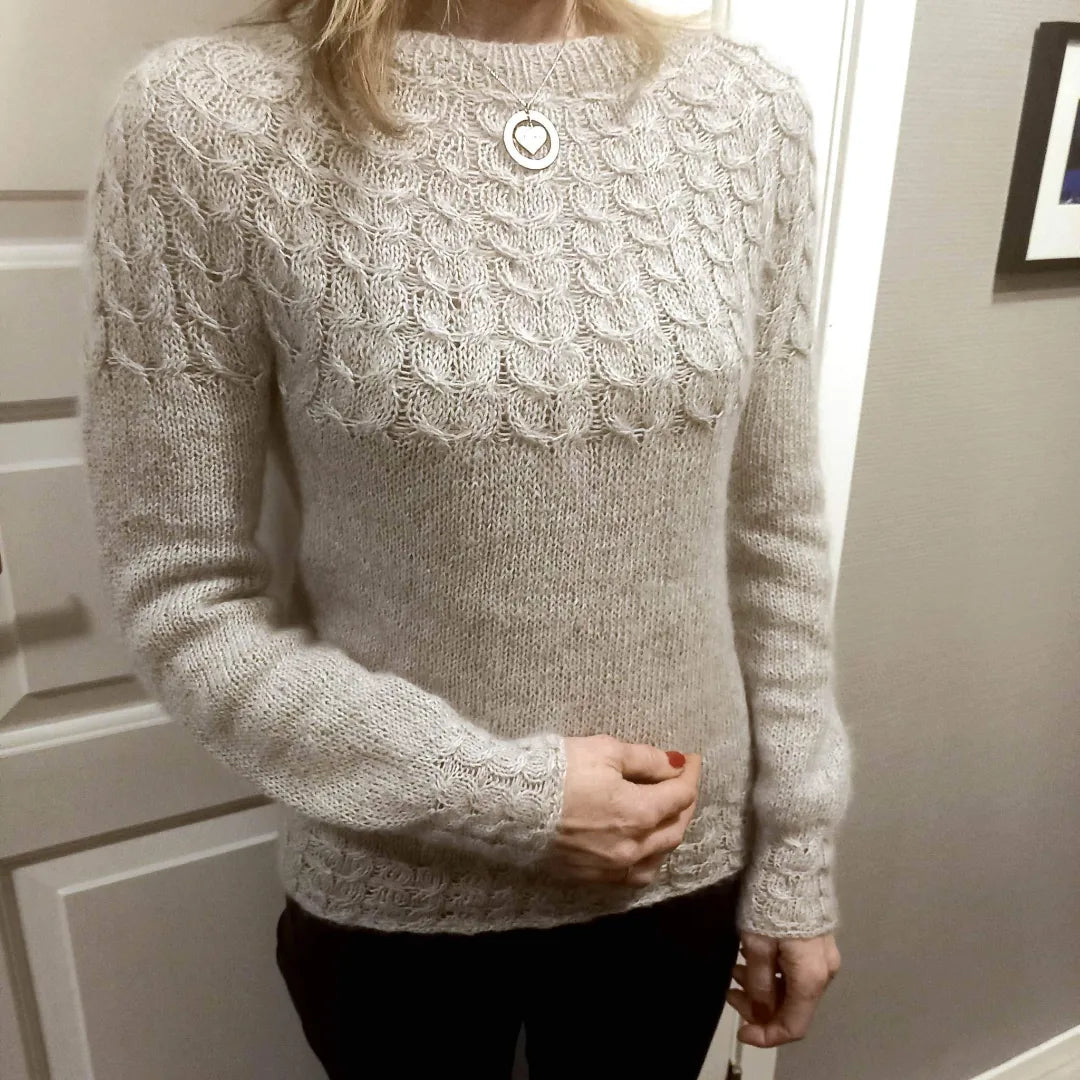 Heartshaped sweater – Klassisk fasong med romantiske fletter