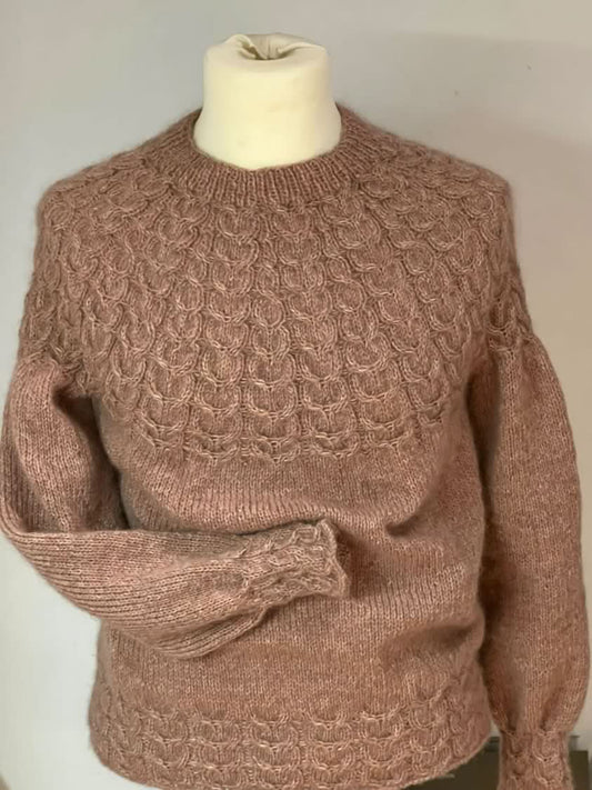 Heartshaped sweater – Klassisk fasong med romantiske fletter