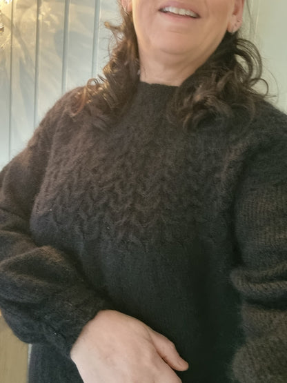 Heartshaped sweater – Klassisk fasong med romantiske fletter