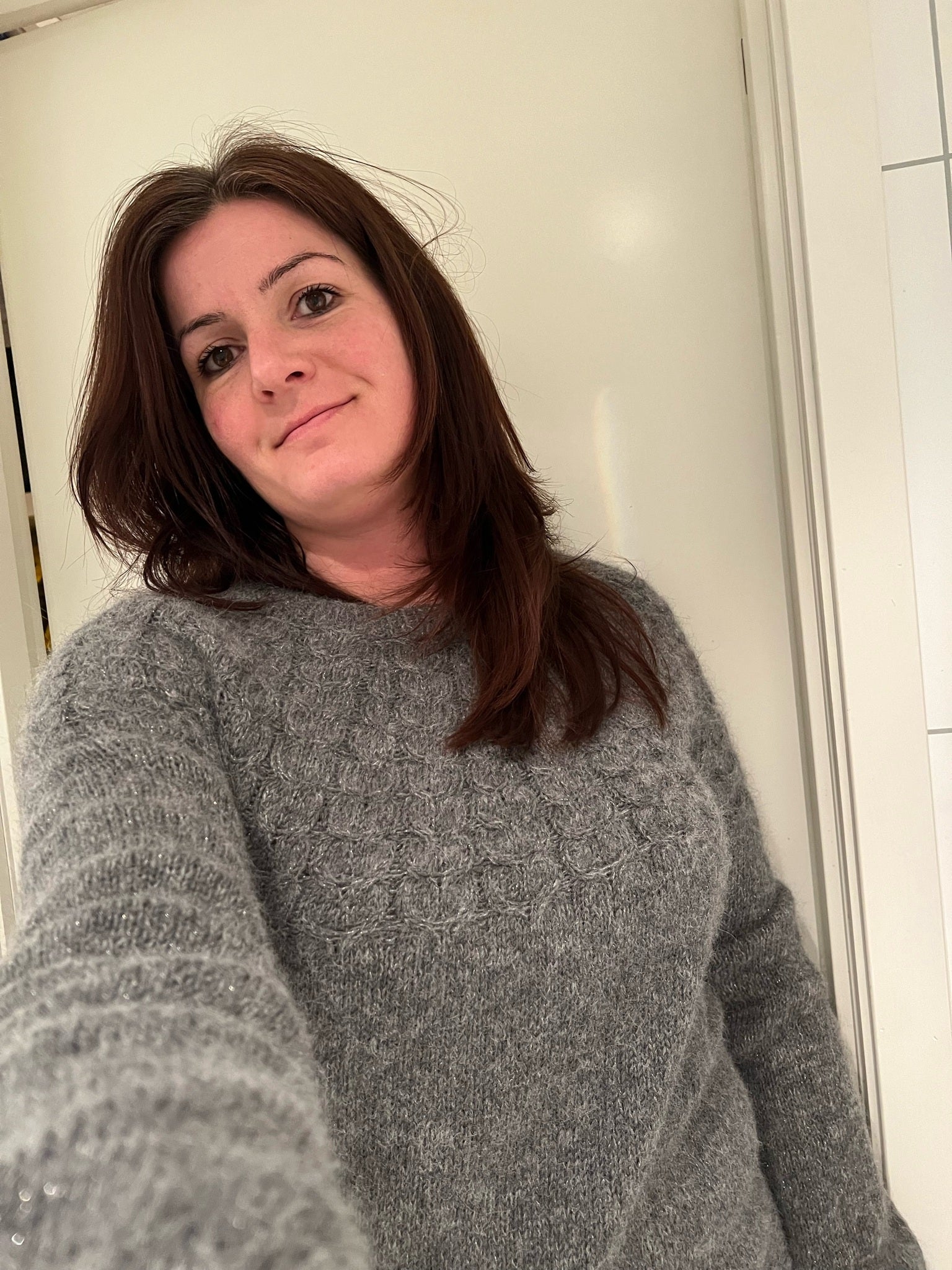 Heartshaped sweater – Klassisk fasong med romantiske fletter