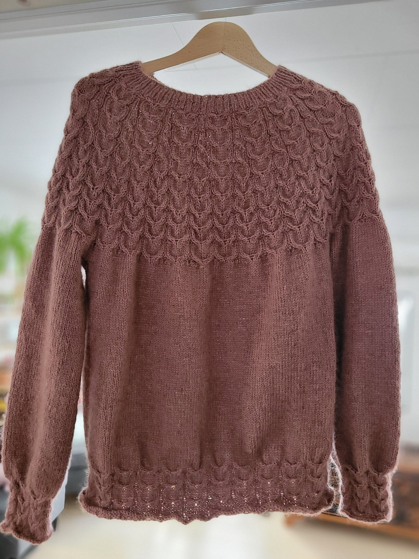 Heartshaped sweater – Klassisk fasong med romantiske fletter