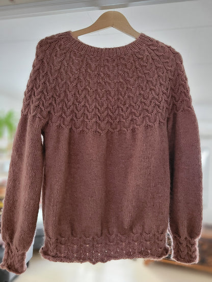 Heartshaped sweater – Klassisk fasong med romantiske fletter