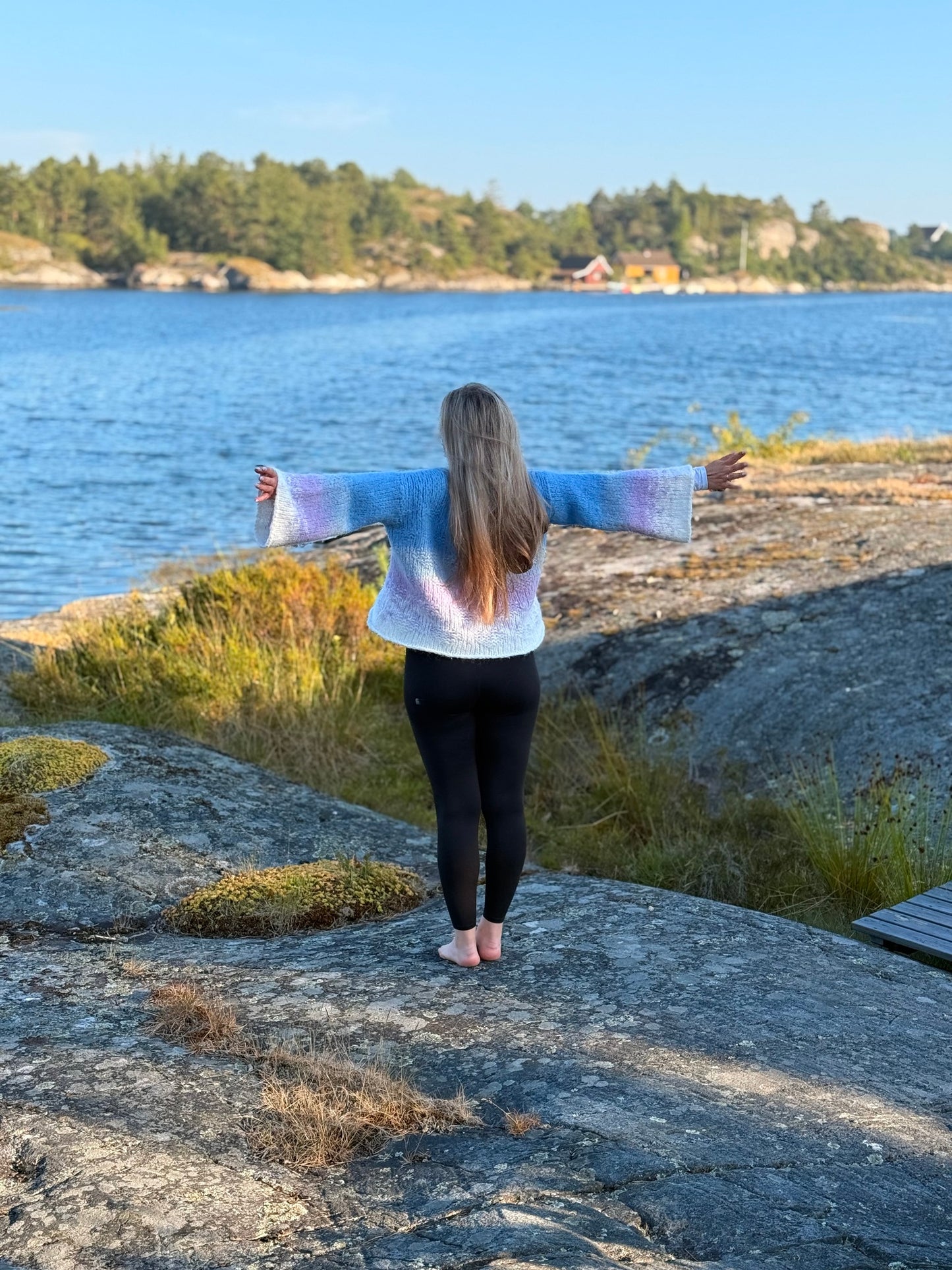 Bryggegenser – Myk og fargerik sommergenser i Fnugg