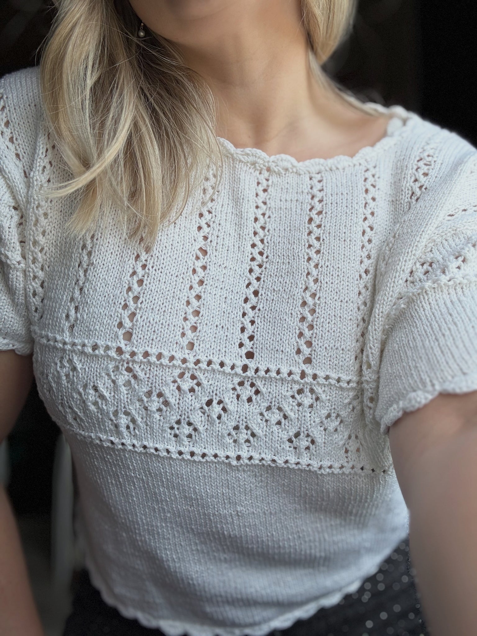 Eldora tee - Feminin sommertopp med heklekant og blonder