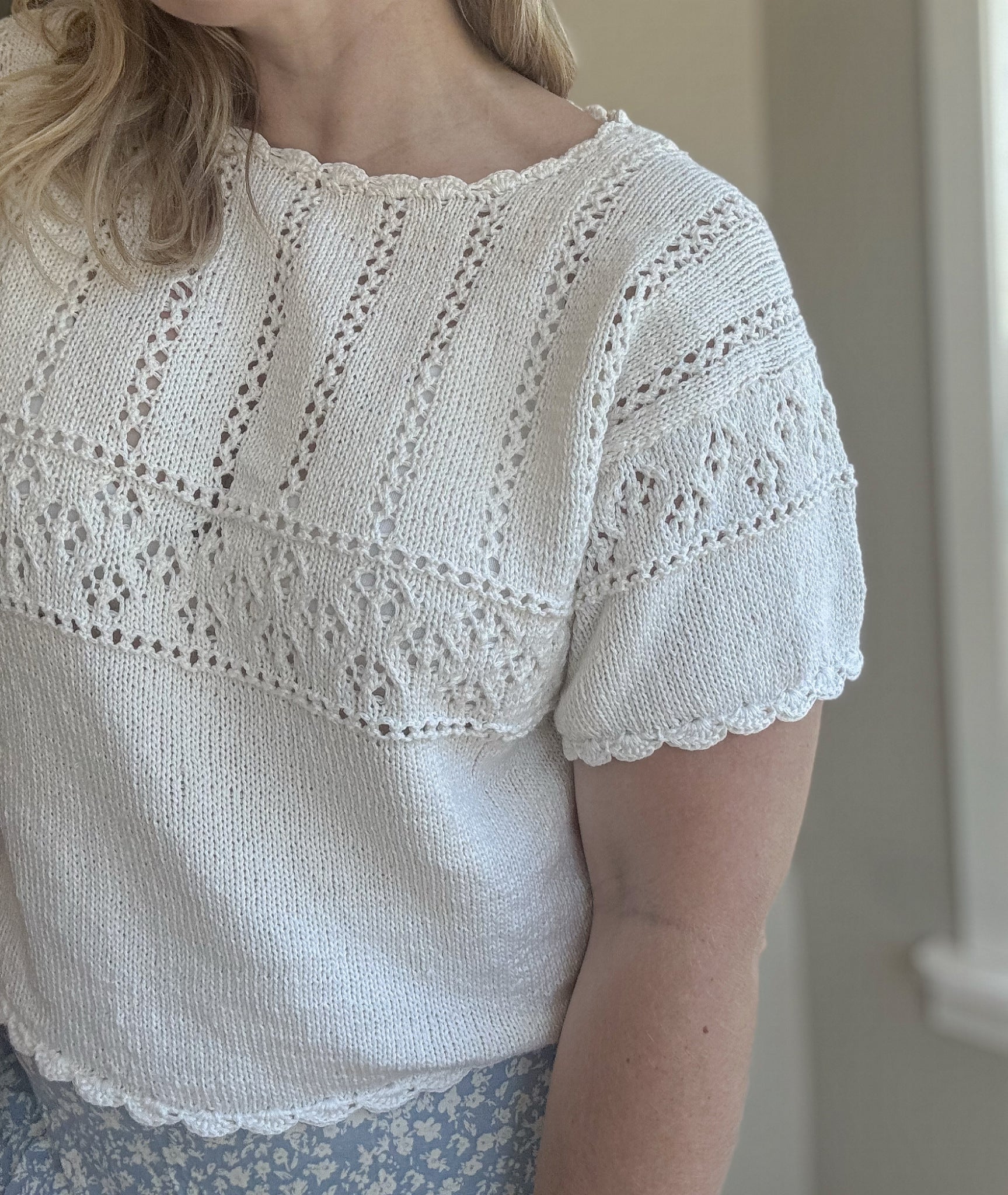 Eldora tee - Feminin sommertopp med heklekant og blonder