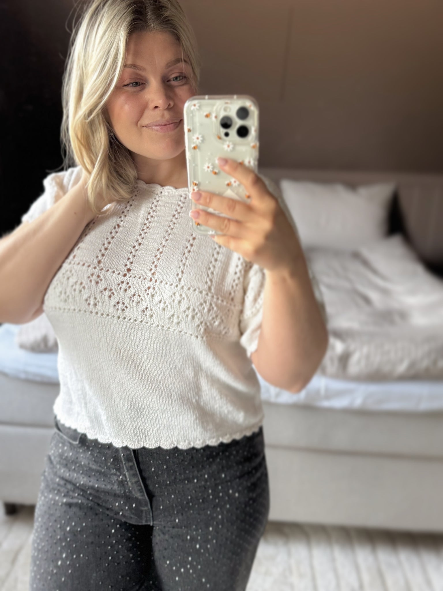 Eldora tee - Feminin sommertopp med heklekant og blonder