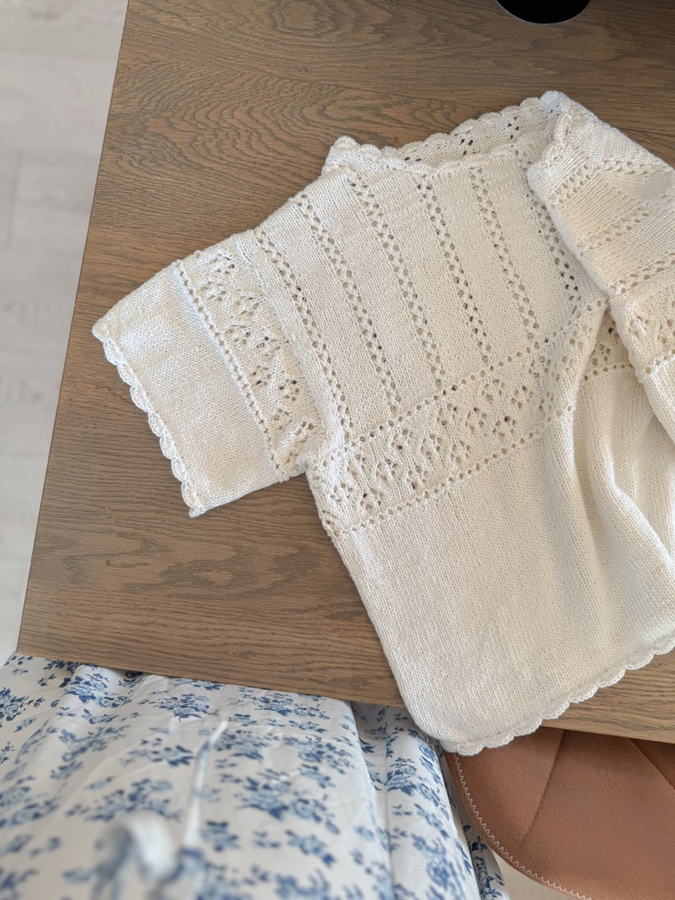 Eldora tee - Feminin sommertopp med heklekant og blonder