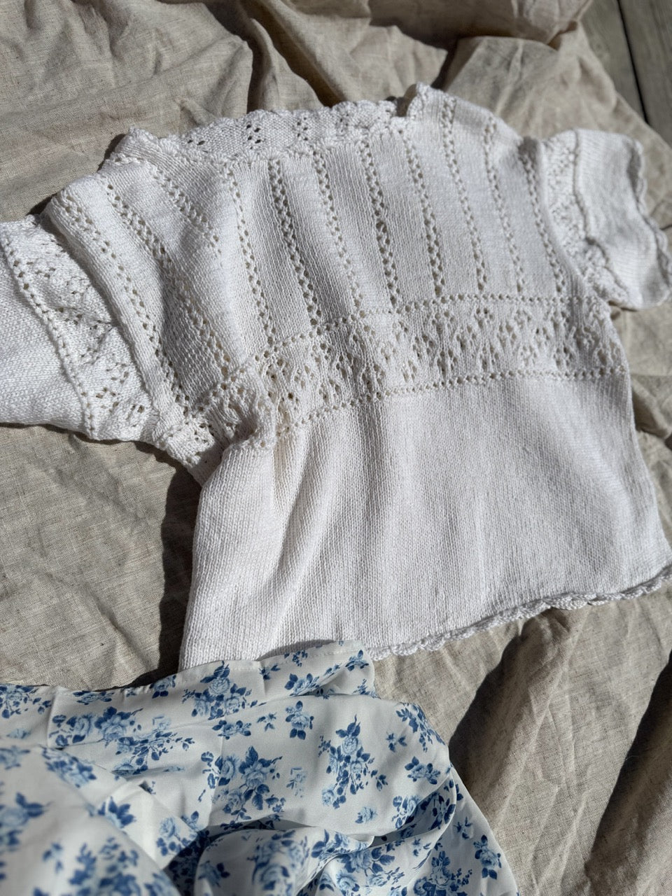 Eldora tee - Feminin sommertopp med heklekant og blonder