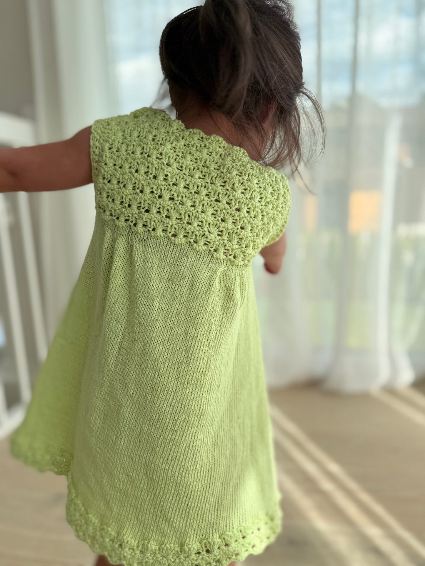Hedvigs blomsterkjole – Lett sommerkjole med blomsterstrikk