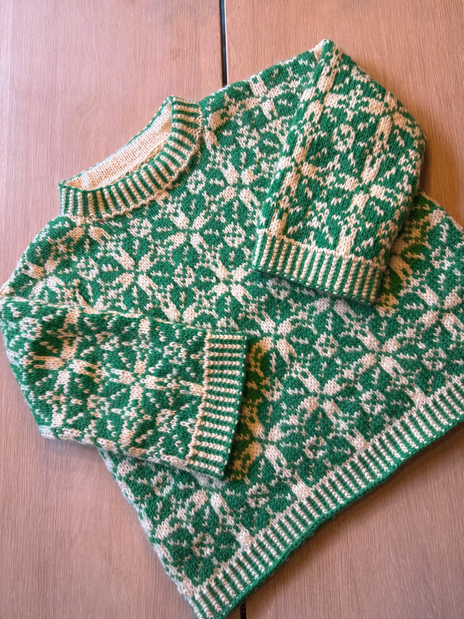 Vildblomst Sweater – Blomstrende strikkegenser i to farger