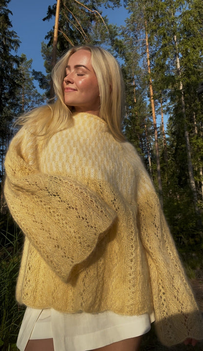 Vårglødgenser av Knit by Celina