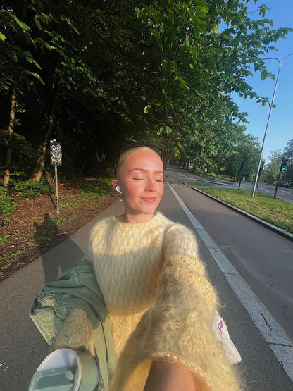 Vårglødgenser av Knit by Celina