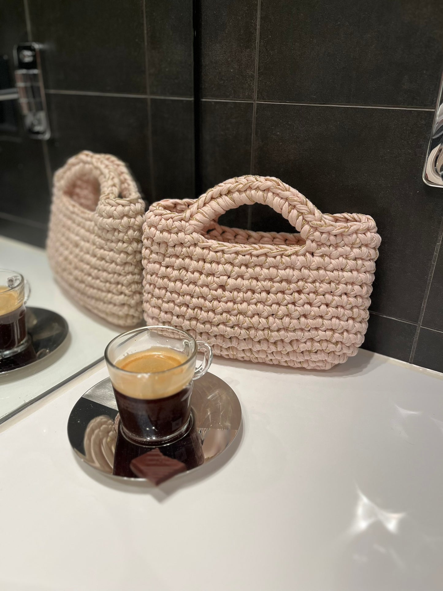 Champagneveska – glitter og glam på heklenåla