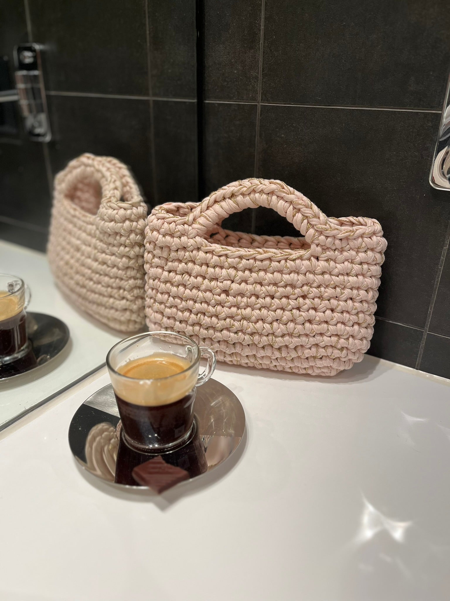 Champagneveska – glitter og glam på heklenåla