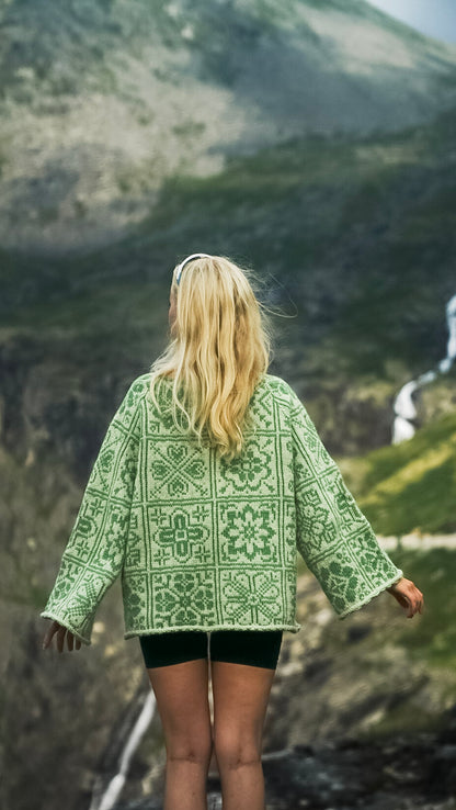 Blomsterkaos – oversized strikkegenser med fargerikt blomsterdesign