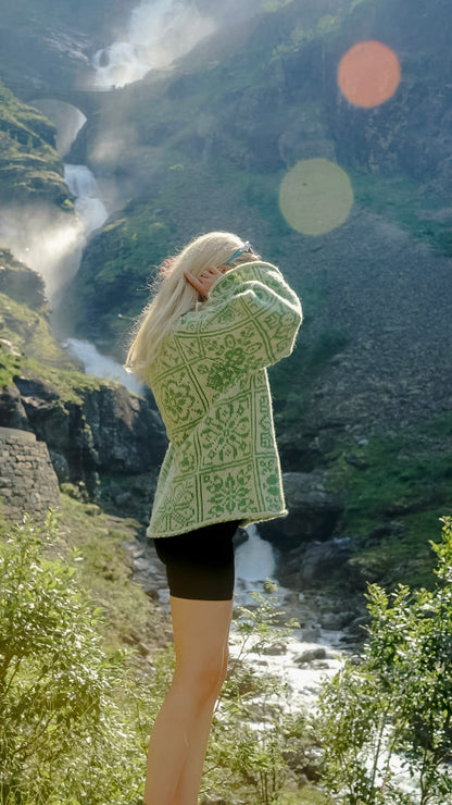 Blomsterkaos – oversized strikkegenser med fargerikt blomsterdesign