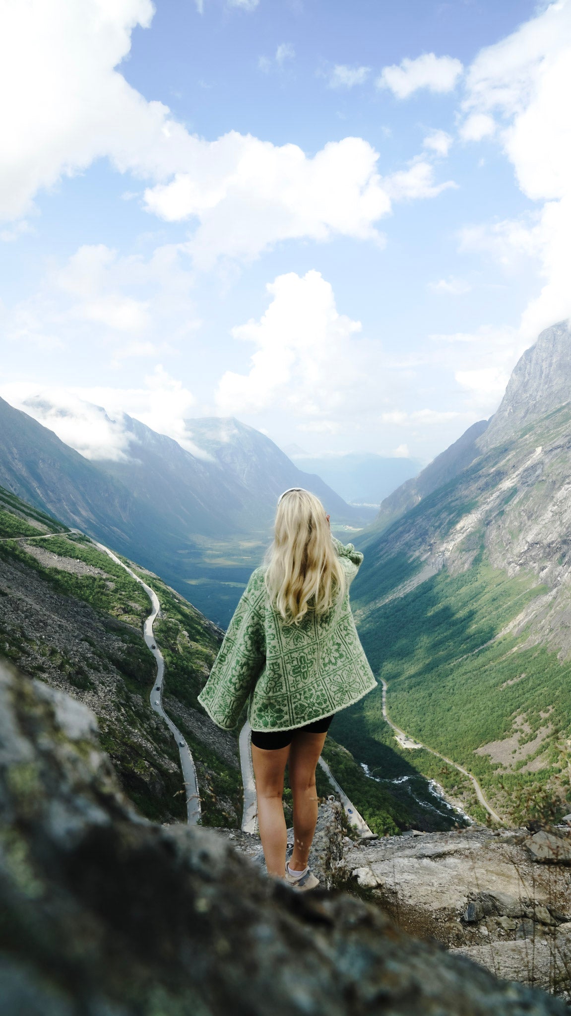 Blomsterkaos – oversized strikkegenser med fargerikt blomsterdesign