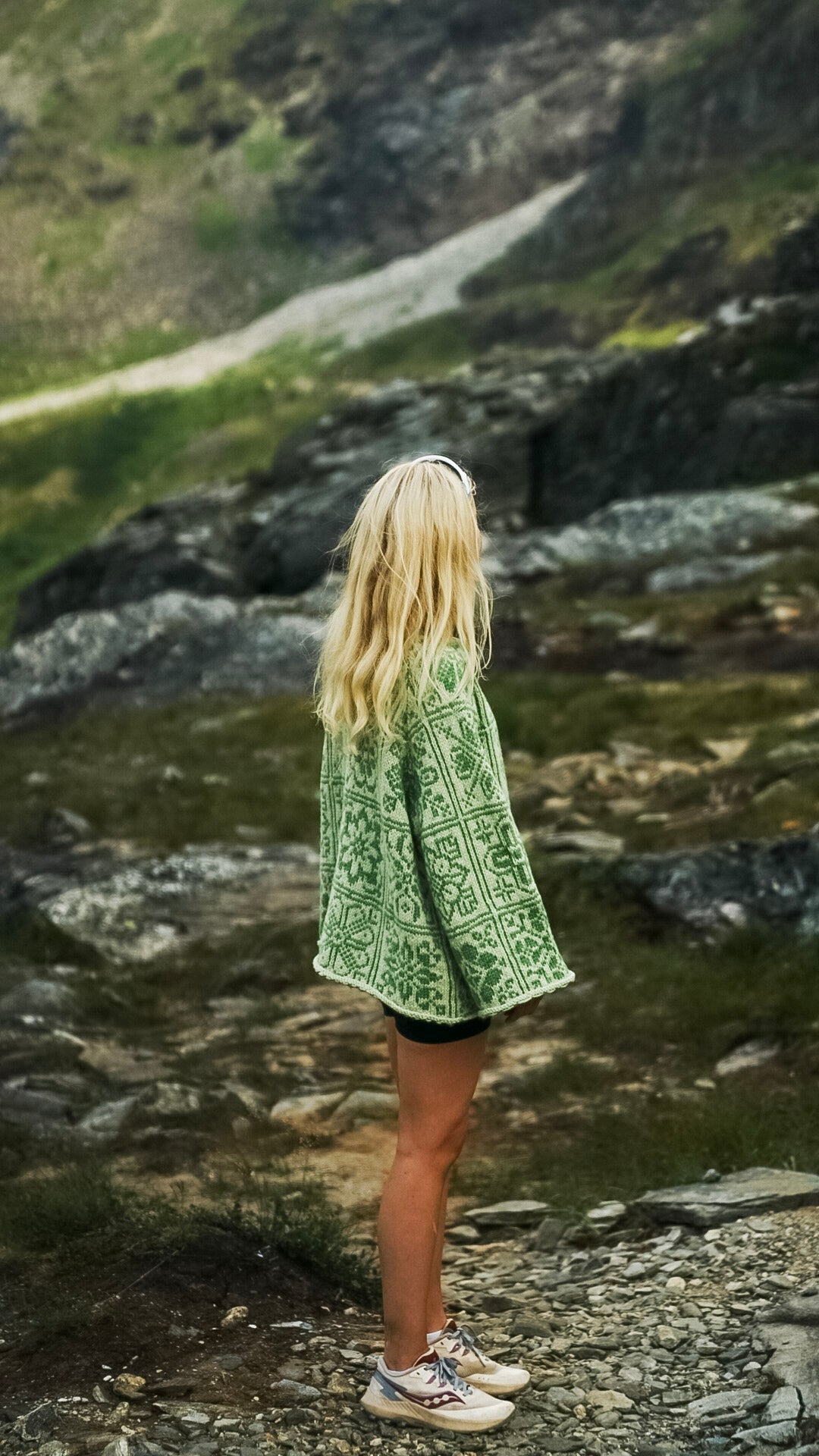 Blomsterkaos – oversized strikkegenser med fargerikt blomsterdesign