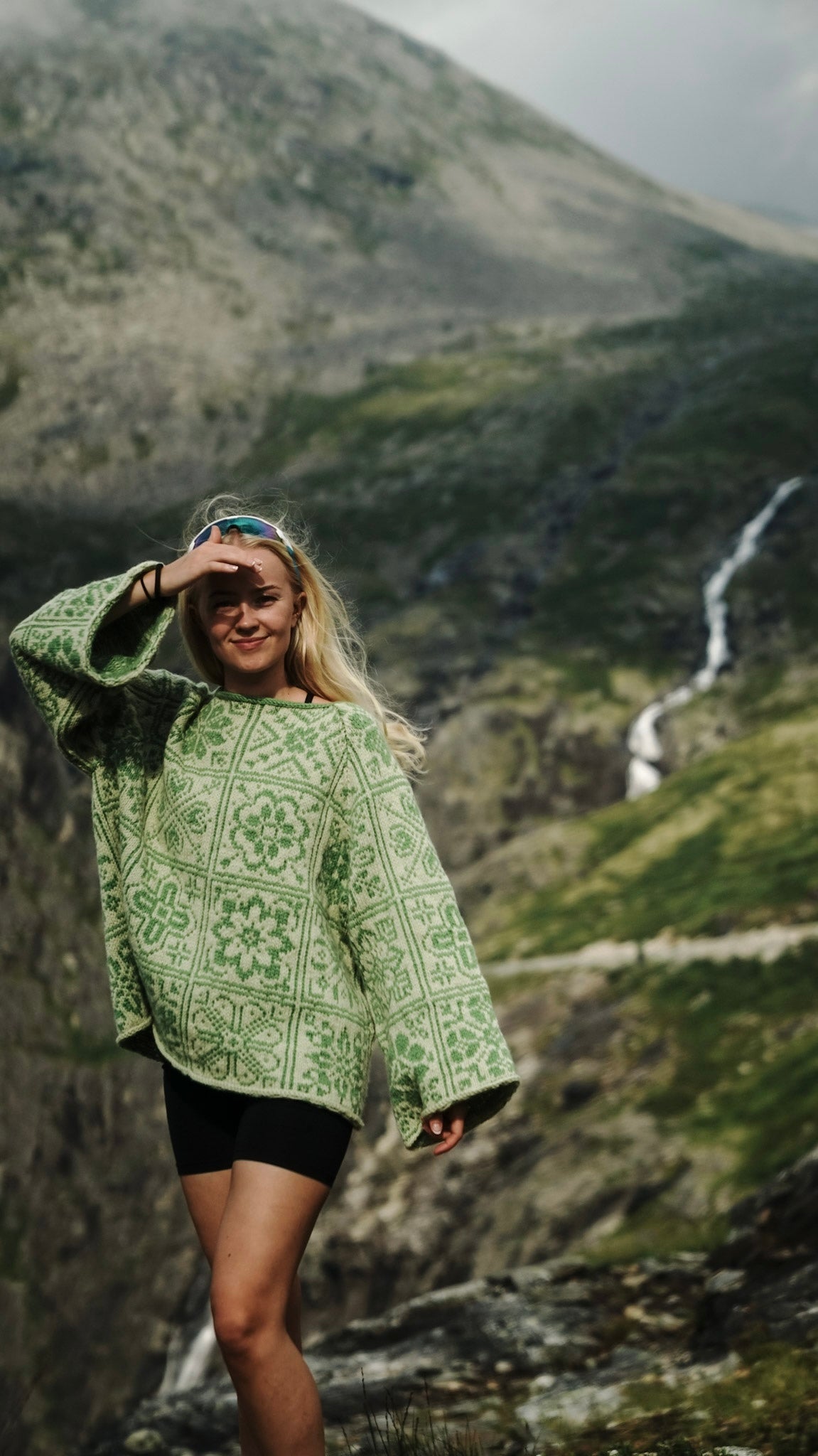 Blomsterkaos – oversized strikkegenser med fargerikt blomsterdesign
