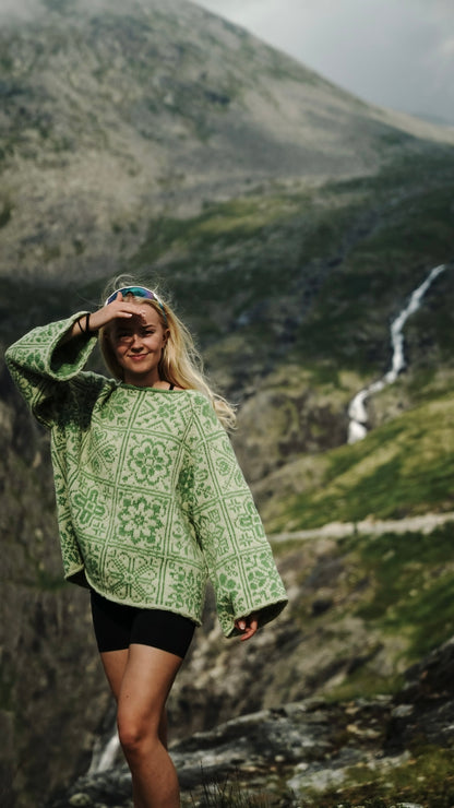 Blomsterkaos – oversized strikkegenser med fargerikt blomsterdesign