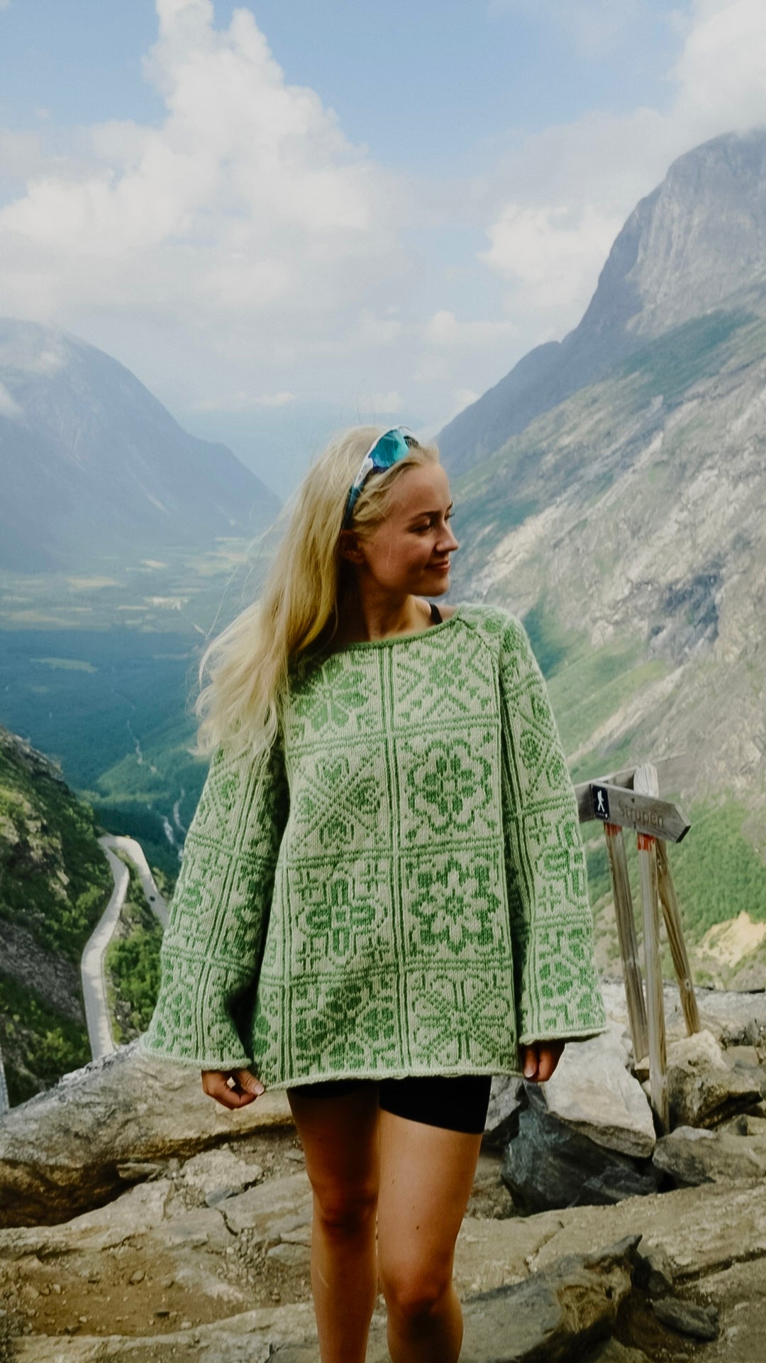 Blomsterkaos – oversized strikkegenser med fargerikt blomsterdesign