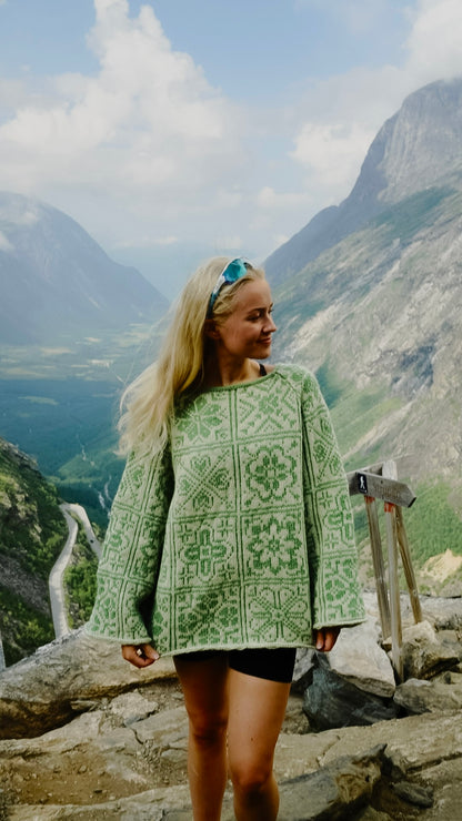 Blomsterkaos – oversized strikkegenser med fargerikt blomsterdesign