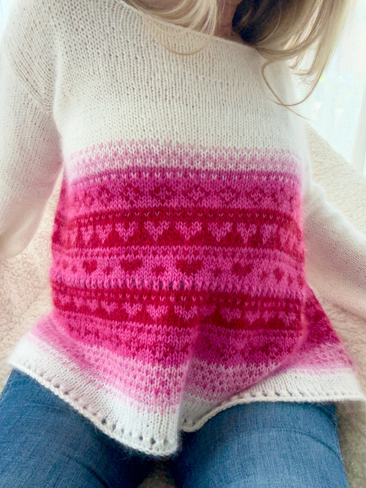 Hjertevarm – Oversized genser med feminine detaljer