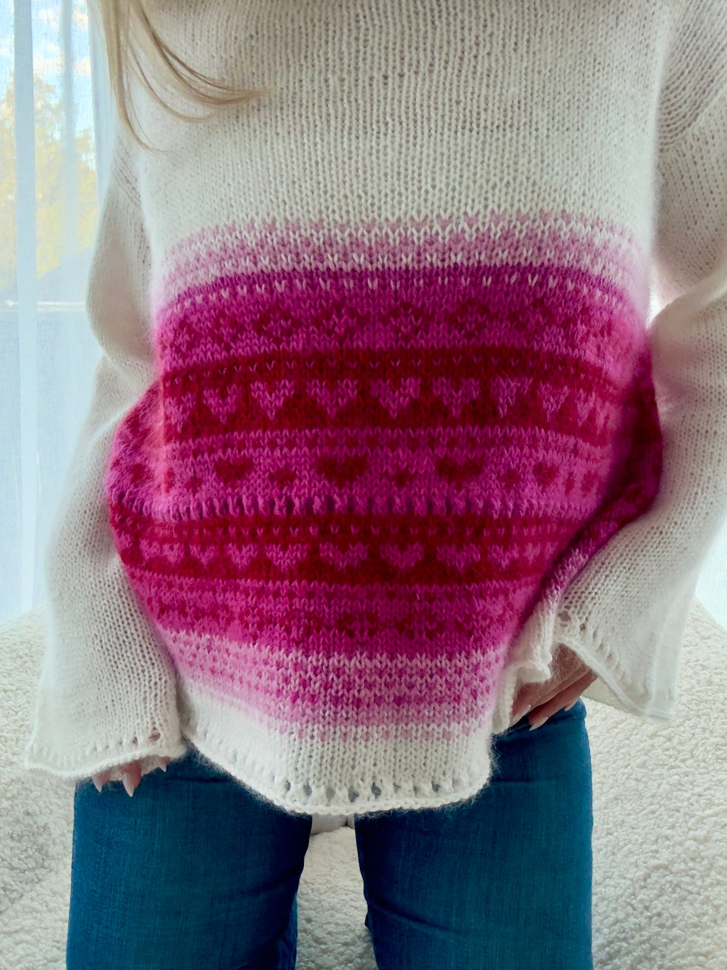 Hjertevarm – Oversized genser med feminine detaljer