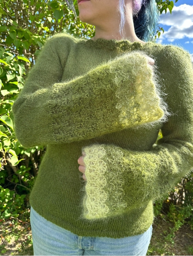 Skogblomst – Lun genser med blomsterstrikk på ermene