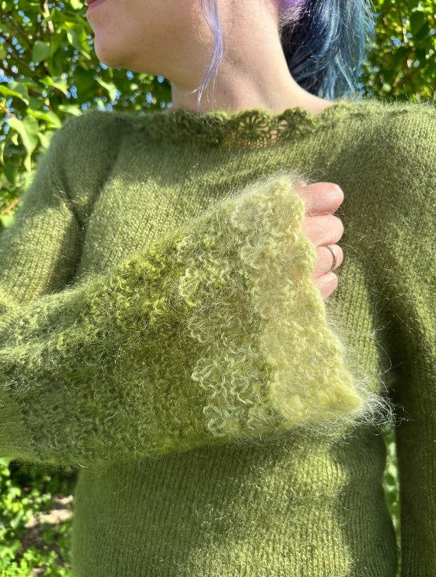 Skogblomst – Lun genser med blomsterstrikk på ermene