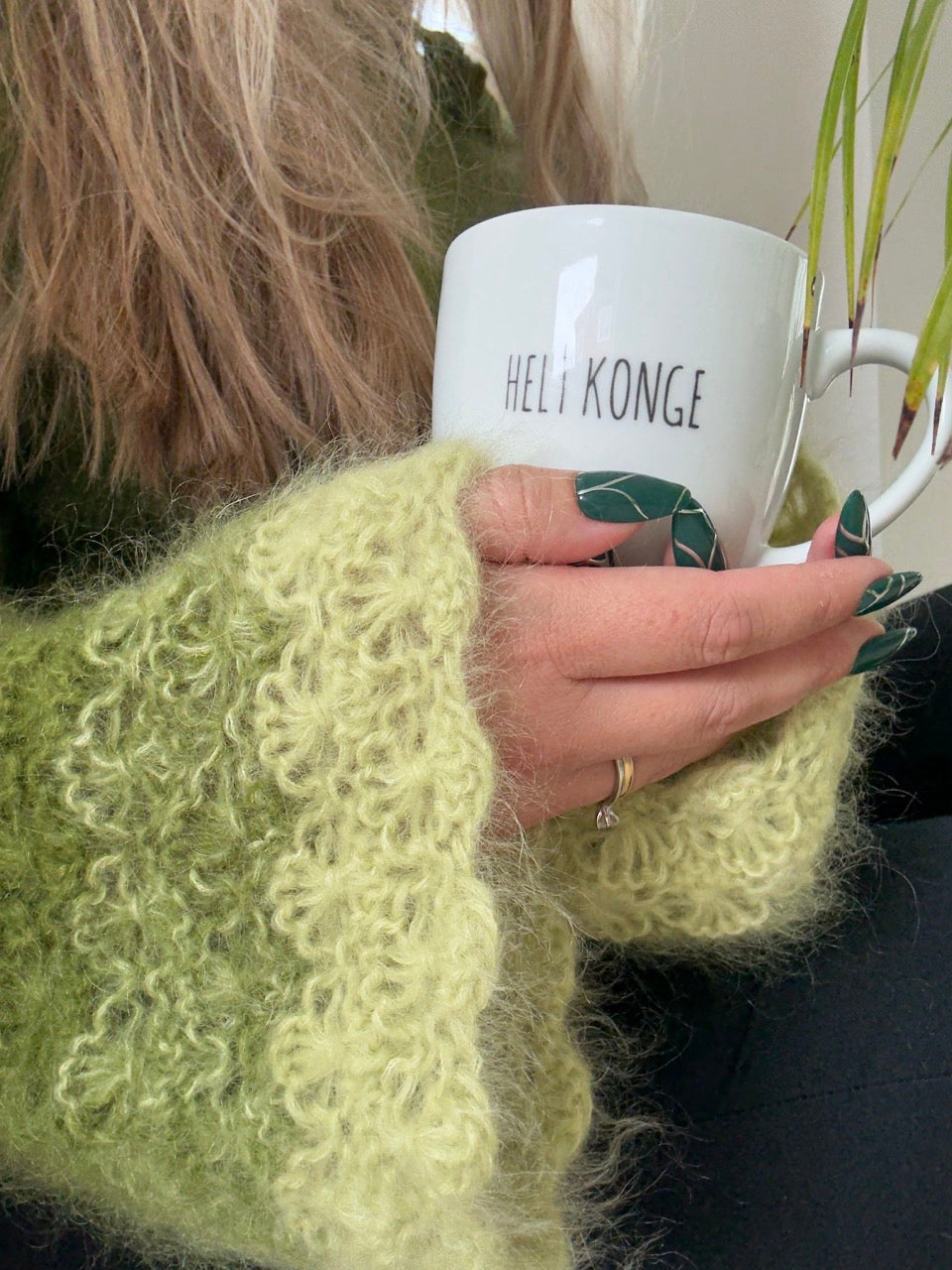 Skogblomst – Lun genser med blomsterstrikk på ermene