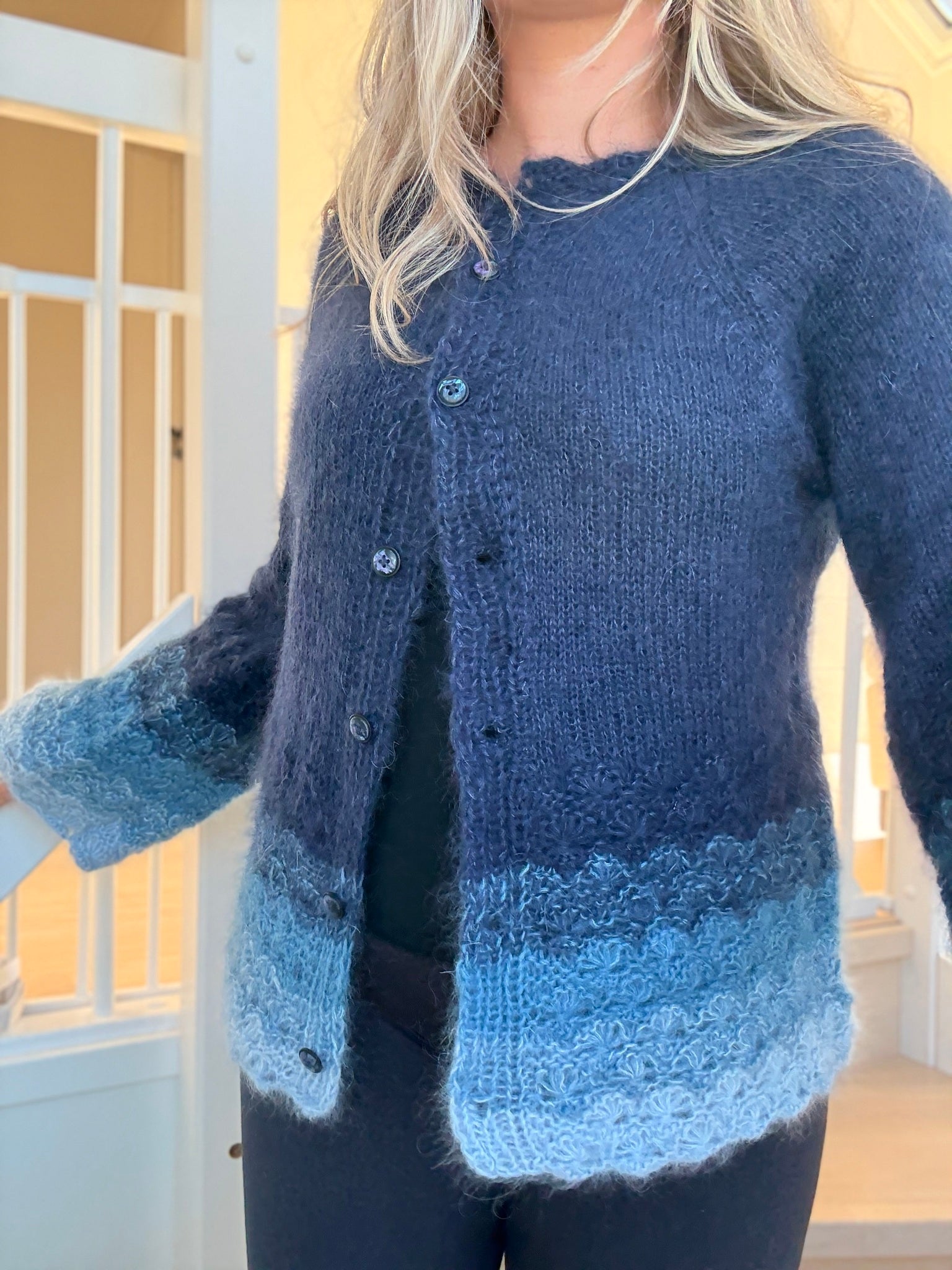Midnight Flowers – Lun og lett cardigan med blomsterdetaljer i mohair og silke