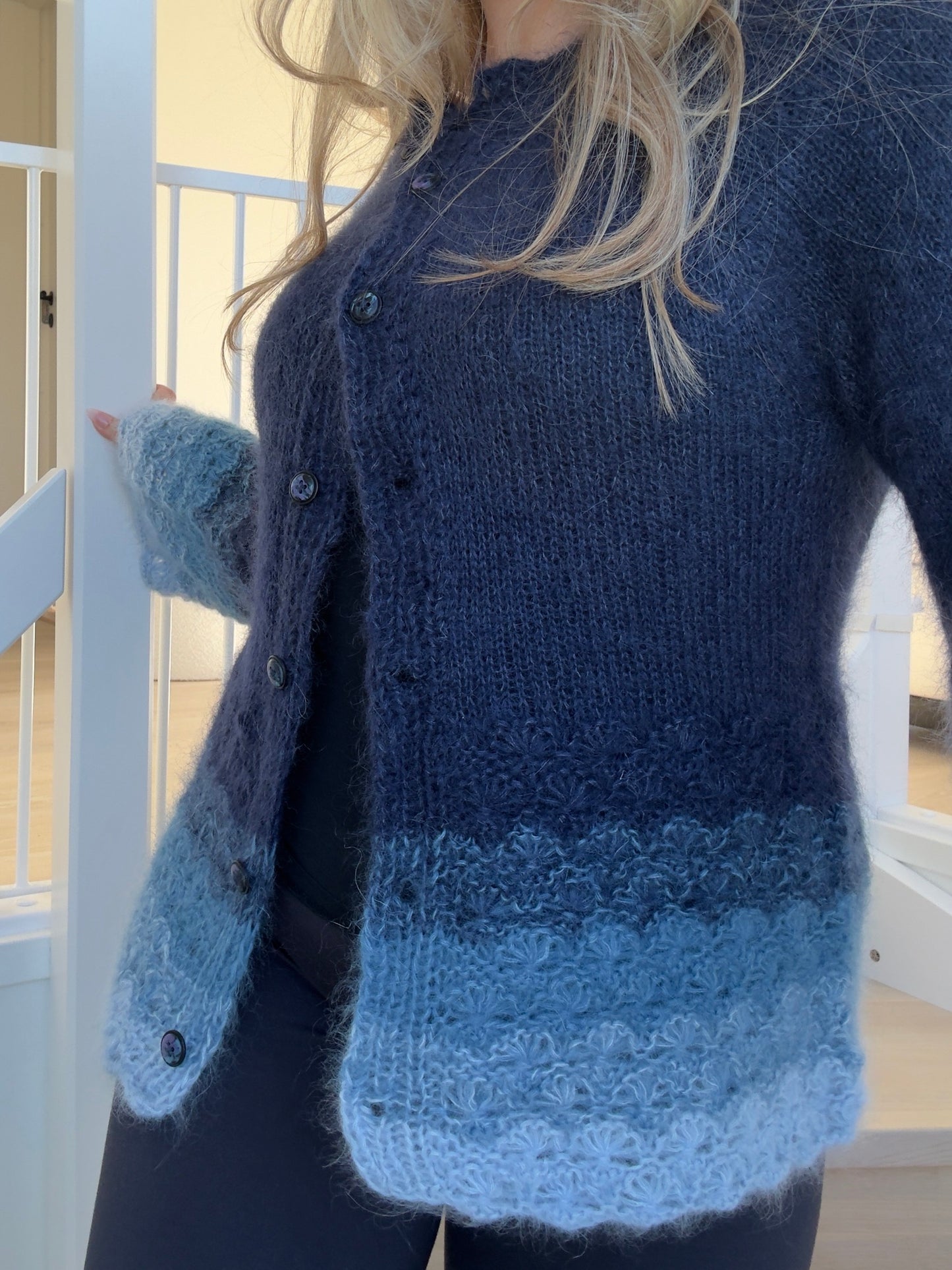 Midnight Flowers – Lun og lett cardigan med blomsterdetaljer i mohair og silke