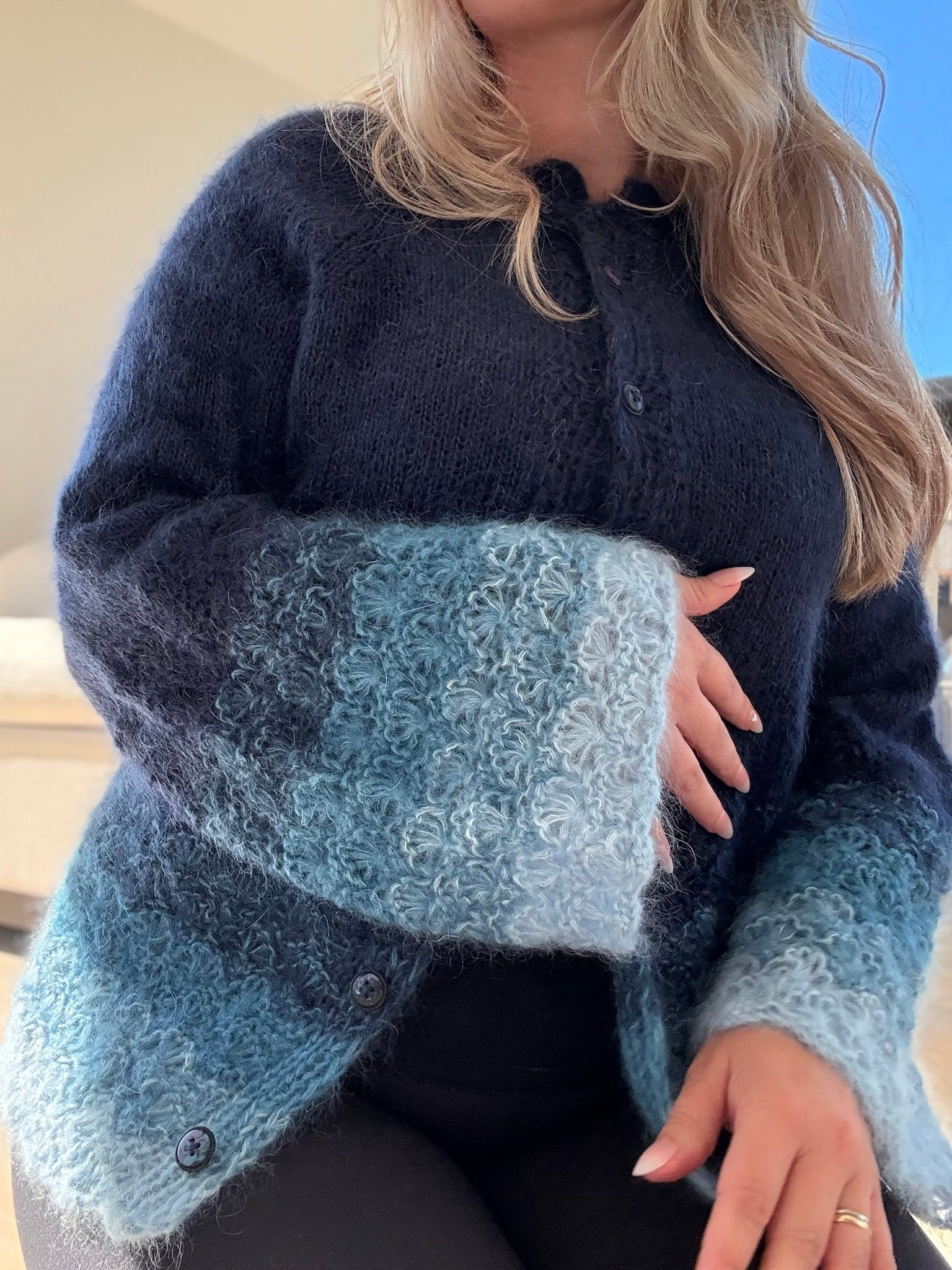 Midnight Flowers – Lun og lett cardigan med blomsterdetaljer i mohair og silke