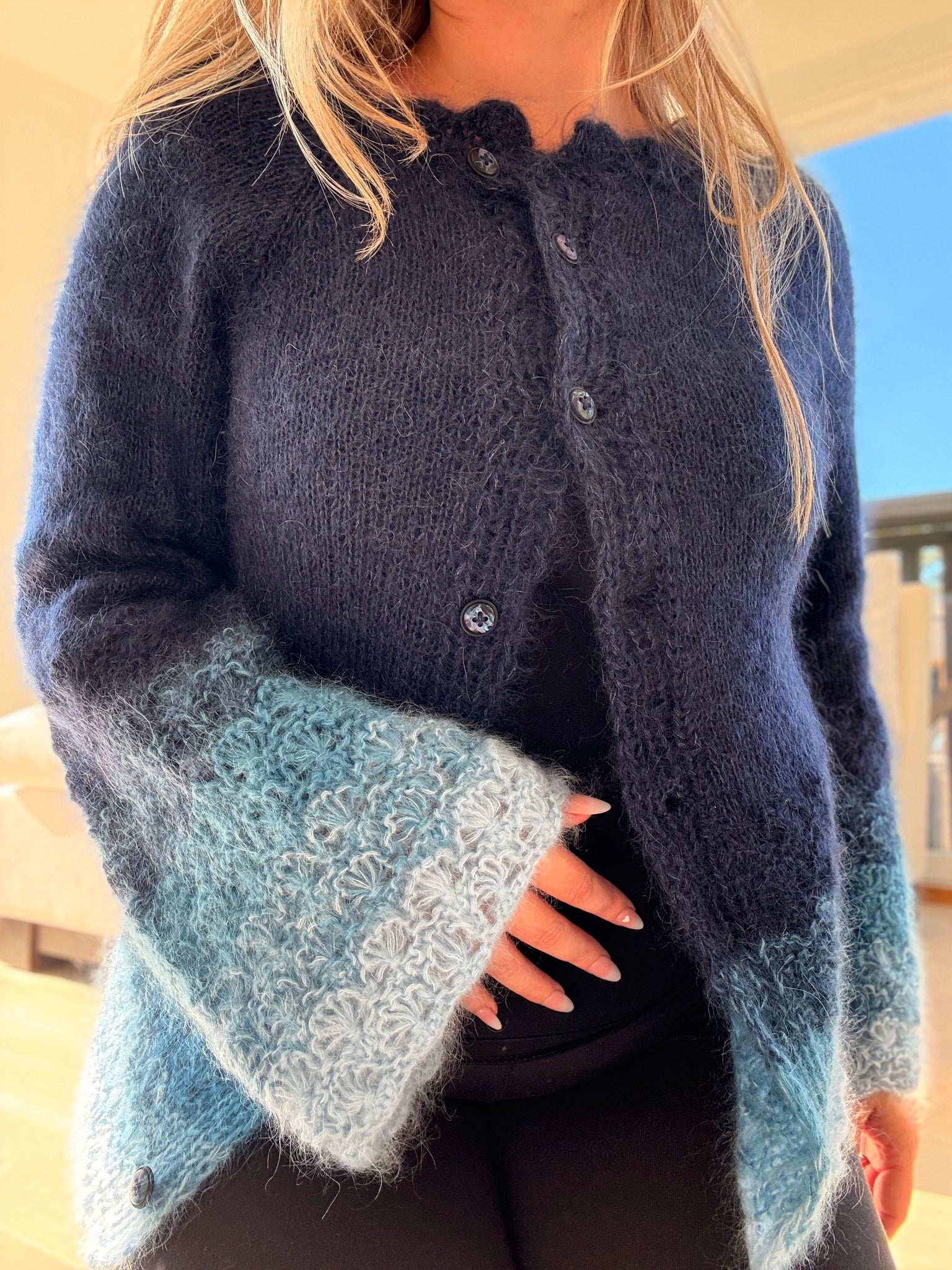 Midnight Flowers – Lun og lett cardigan med blomsterdetaljer i mohair og silke