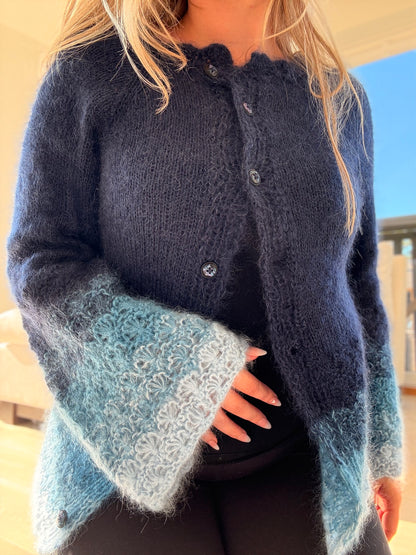 Midnight Flowers – Lun og lett cardigan med blomsterdetaljer i mohair og silke