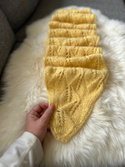Chunky Crossing Leaves Scarf – Bladmønstret skjerf i alpakka-blanding