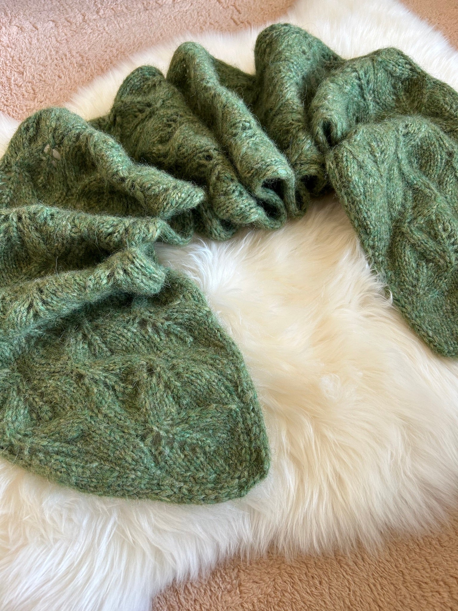 Chunky Crossing Leaves Scarf – Bladmønstret skjerf i alpakka-blanding