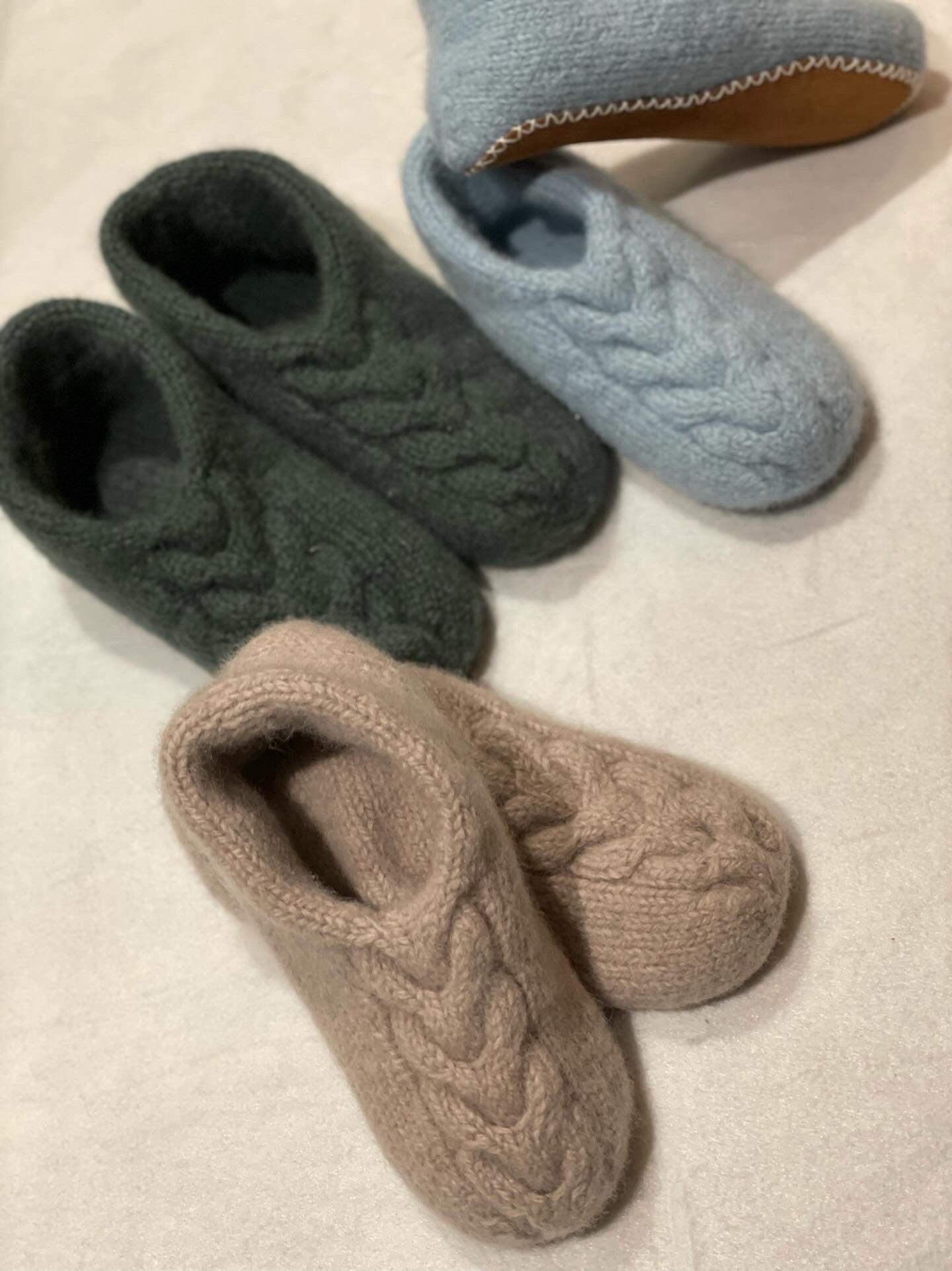 Heartshaped Slippers – Tykke, tovede tøfler med flettemønster